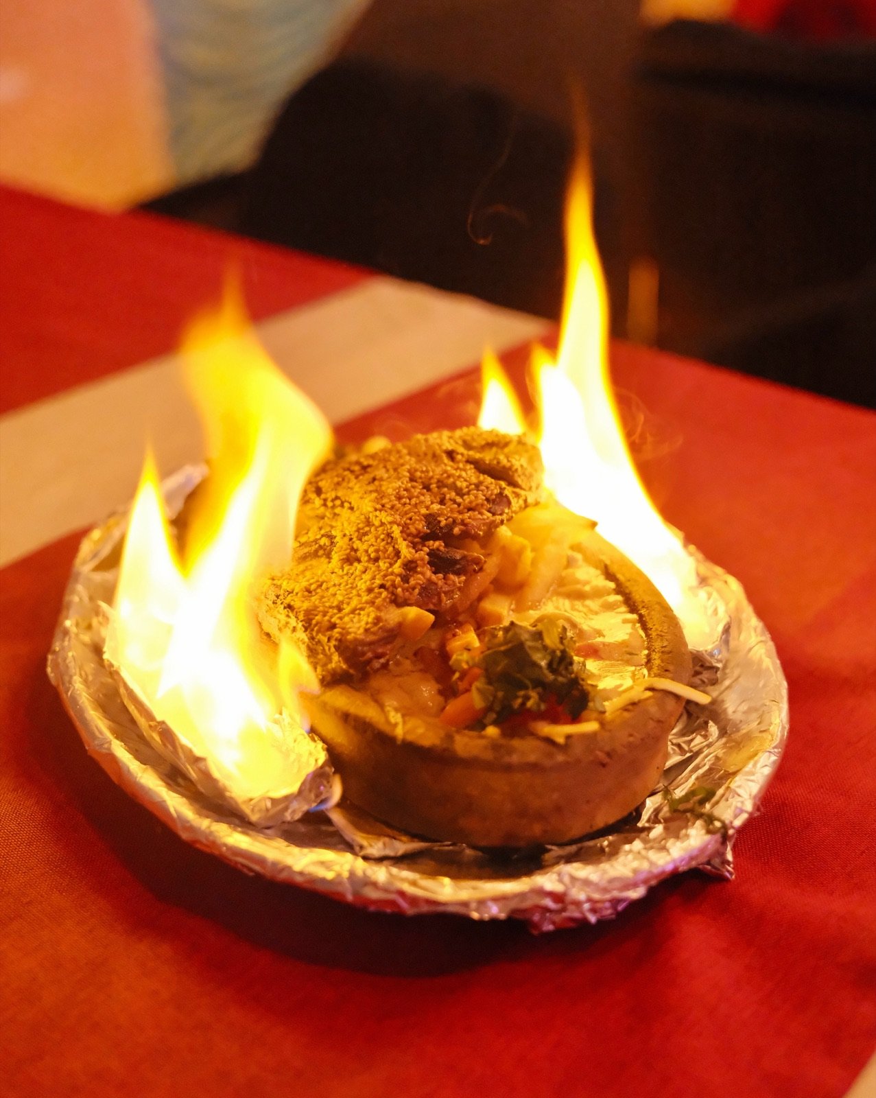 Sokak Karaköy'de rakı kadehleriyle şerefe