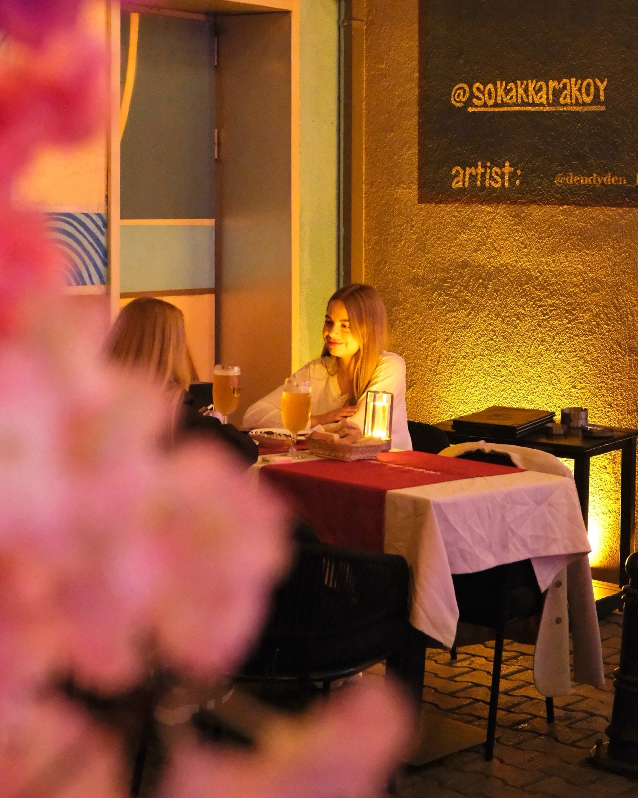 Sokak Karaköy sokak masası — mum ışığında akşam